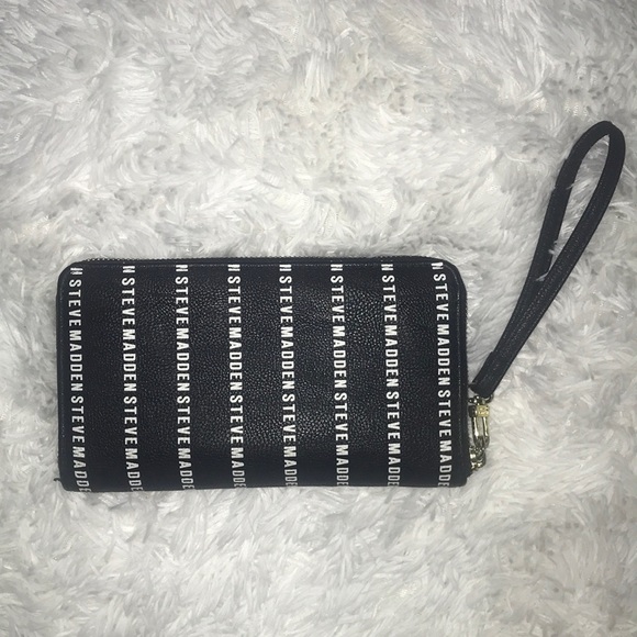 Classic Steve Madden Wallet Wristlet - Picture 2 of 2